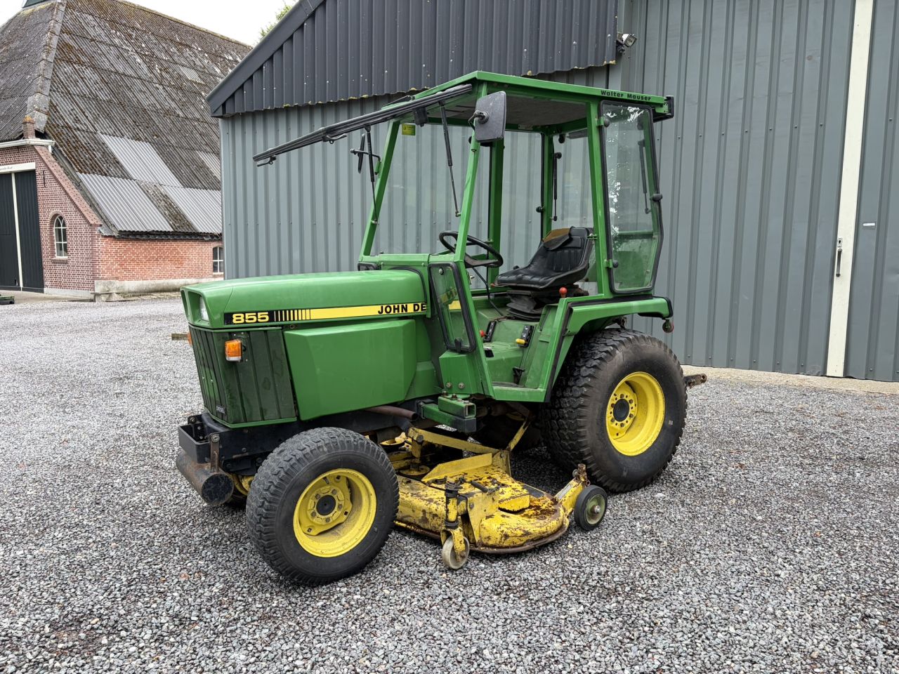 John deere 855 compact tractor met maaidek MARGE