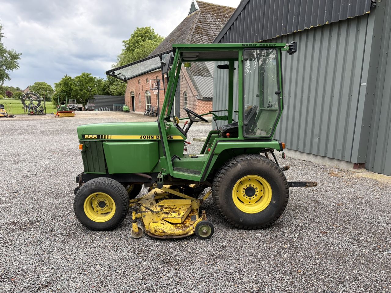John deere 855 compact tractor met maaidek MARGE
