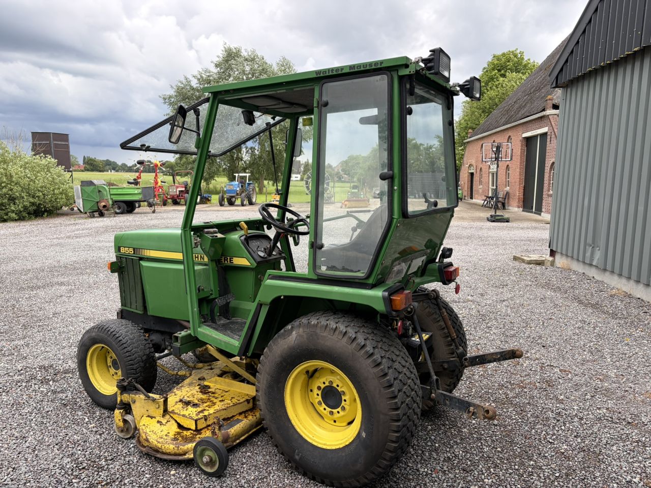 John deere 855 compact tractor met maaidek MARGE