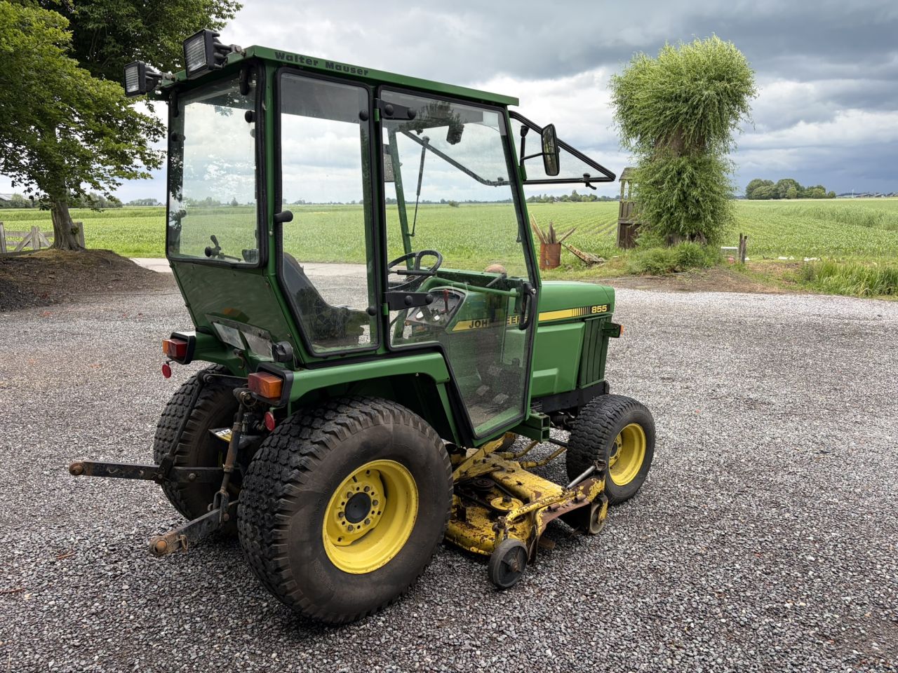 John deere 855 compact tractor met maaidek MARGE