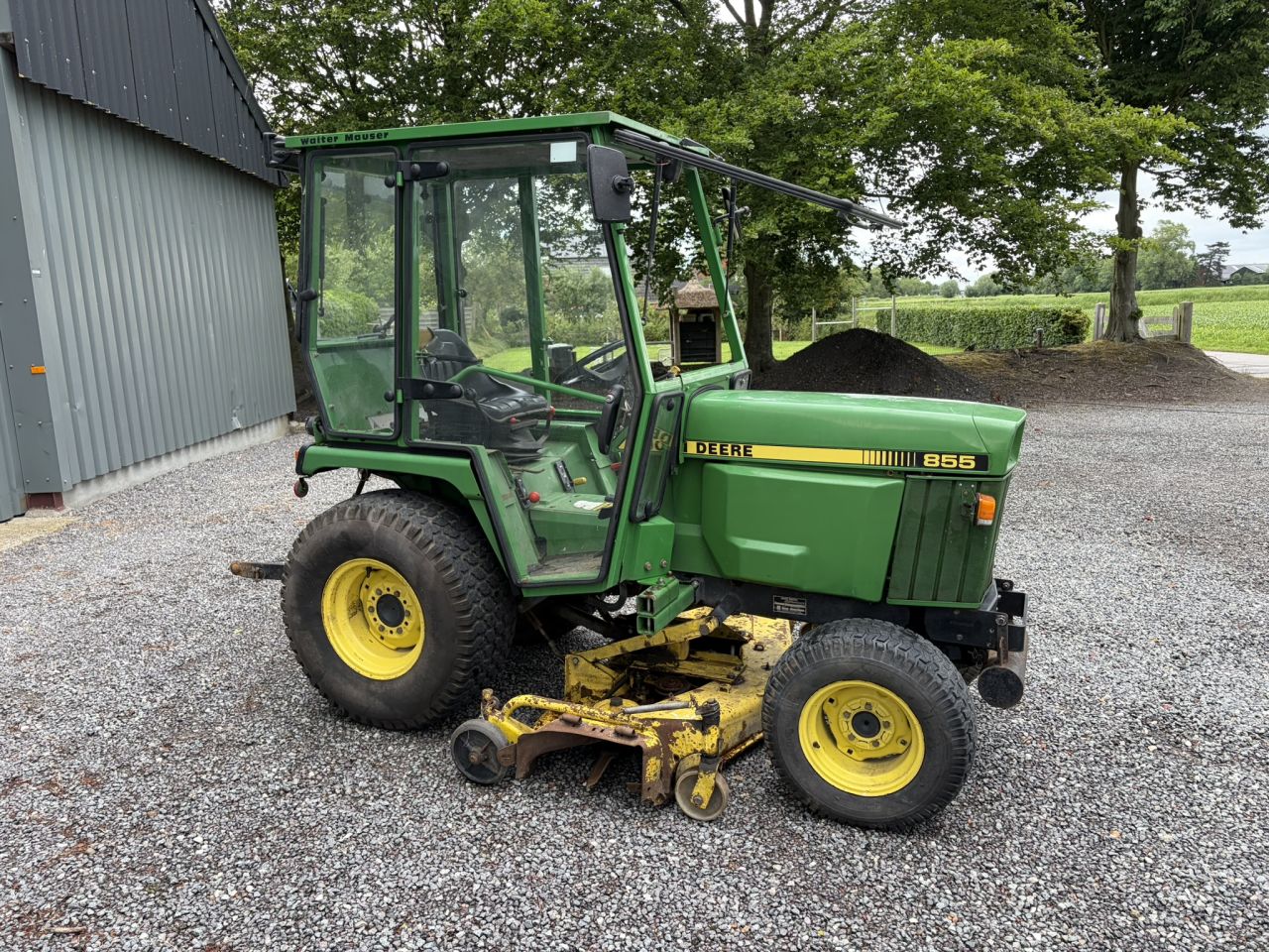 John deere 855 compact tractor met maaidek MARGE