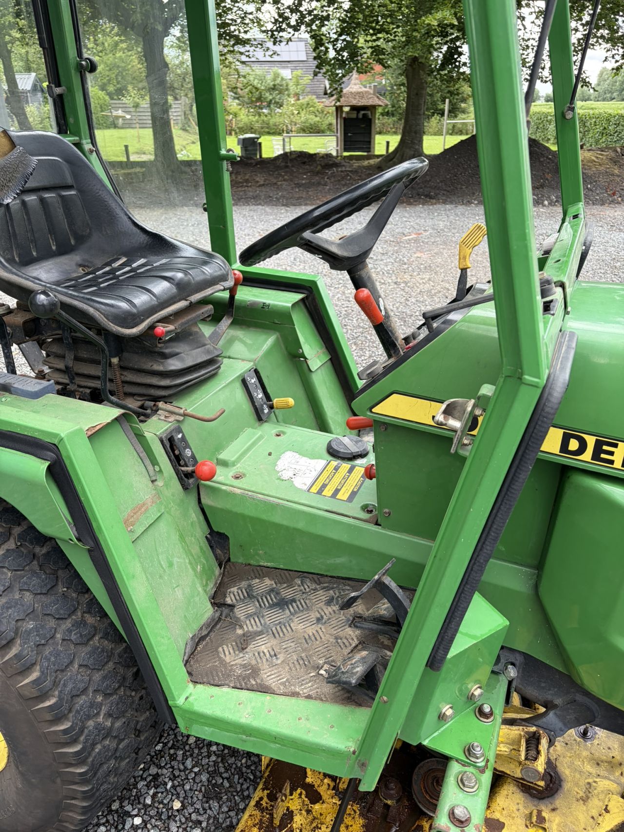 John deere 855 compact tractor met maaidek MARGE