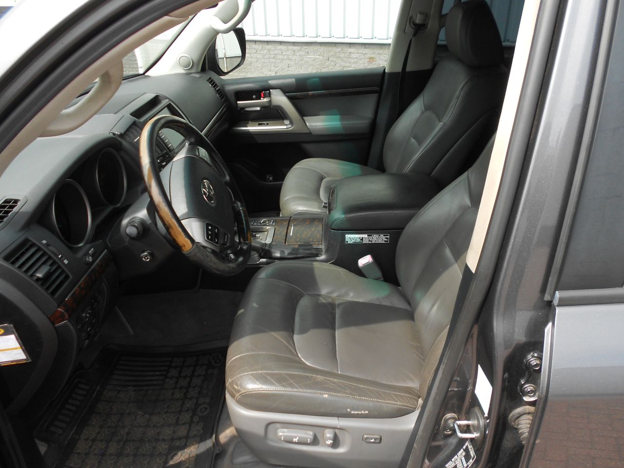Toyota landcruiser 200 v8