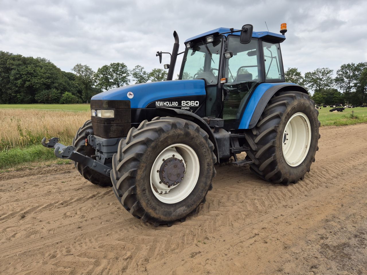 Mooie New Holland 8360 met front hef / pto