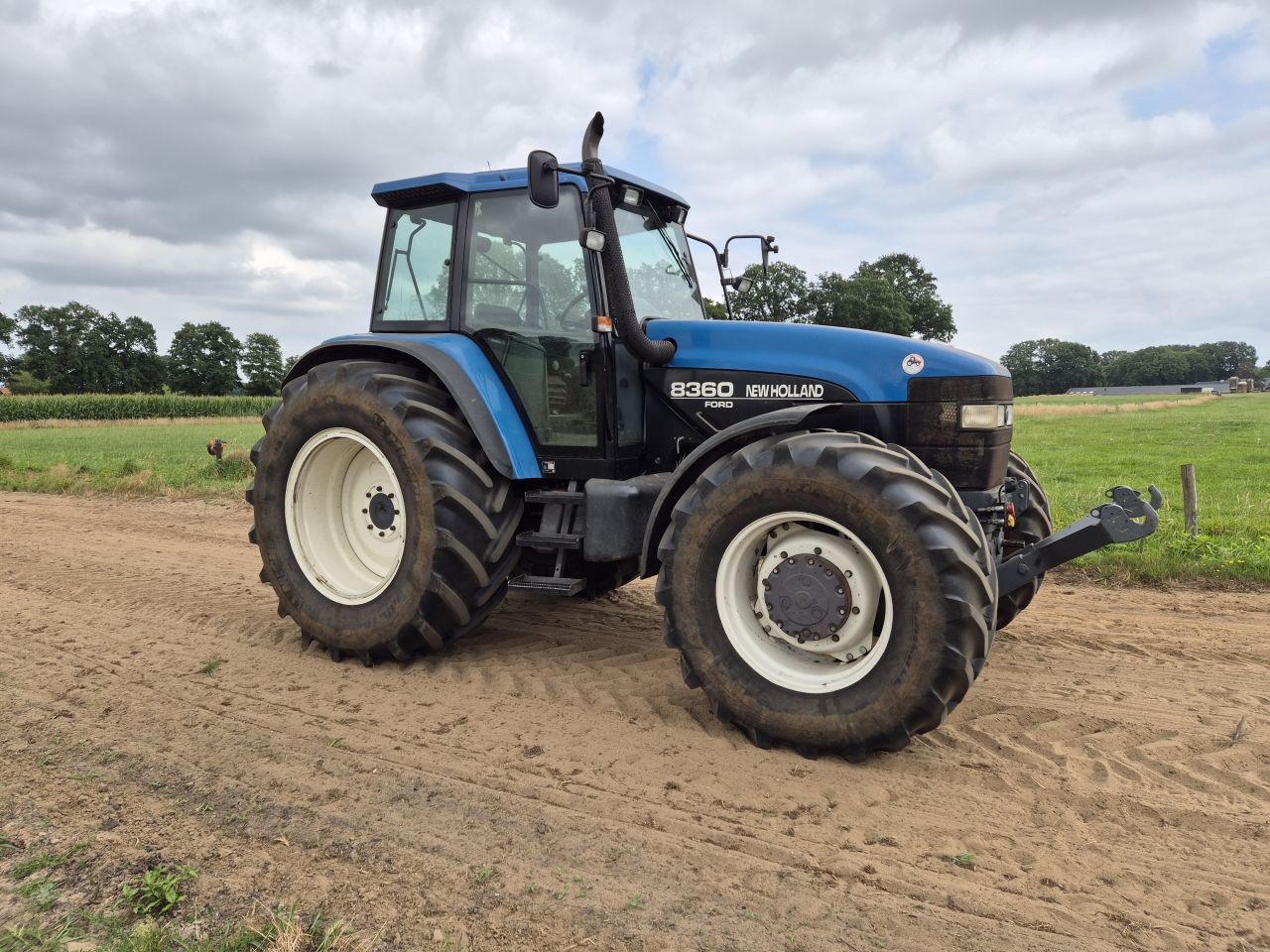 Mooie New Holland 8360 met front hef / pto