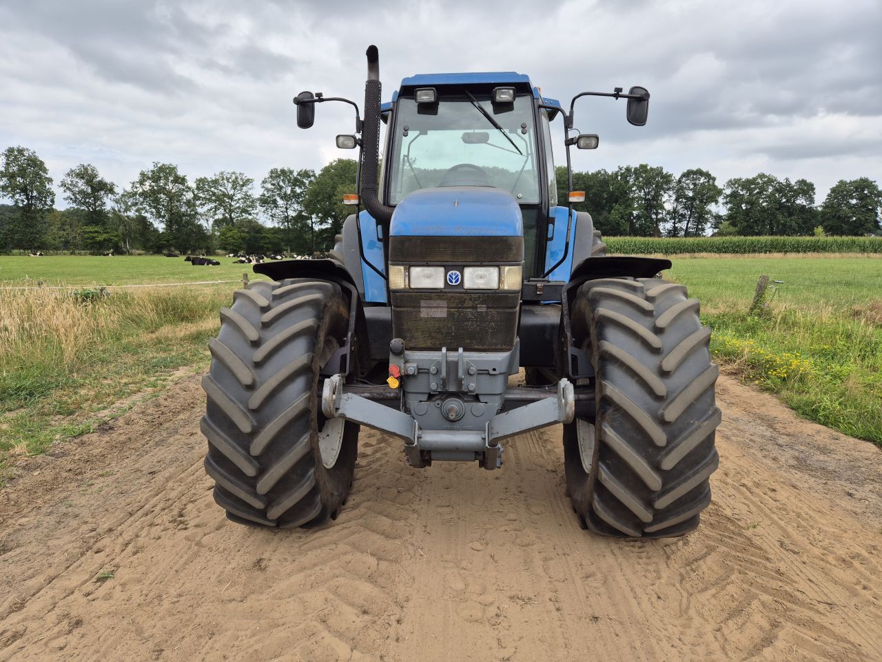 Mooie New Holland 8360 met front hef / pto
