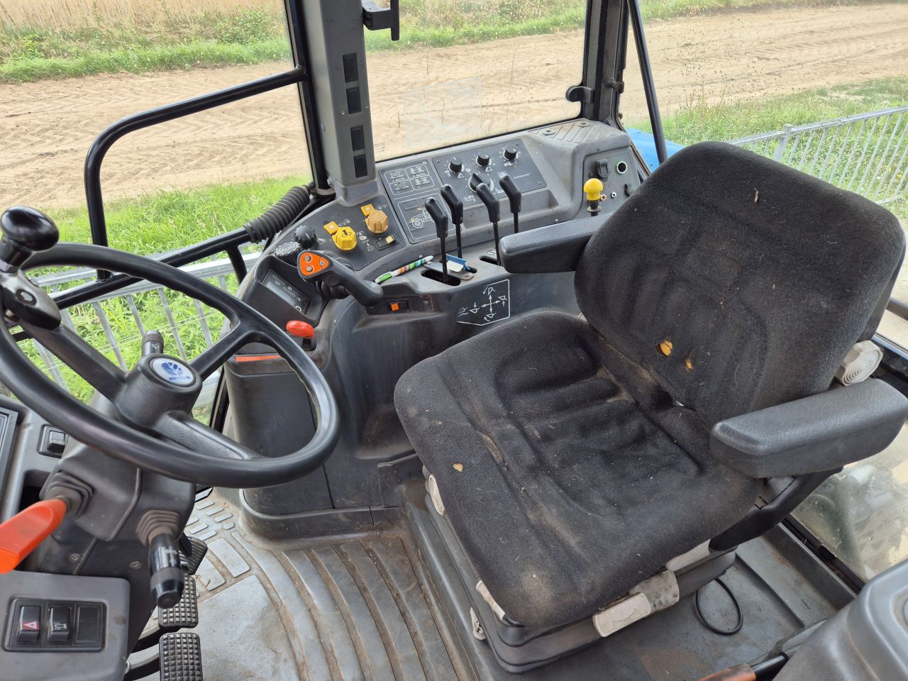 Mooie New Holland 8360 met front hef / pto