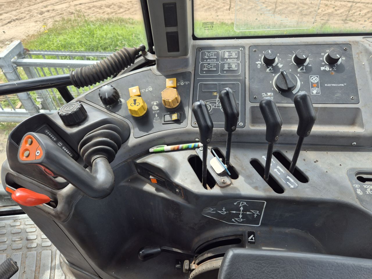 Mooie New Holland 8360 met front hef / pto
