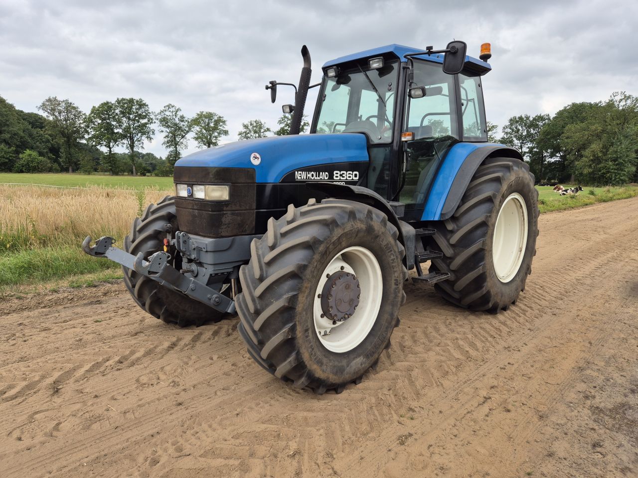 Mooie New Holland 8360 met front hef / pto