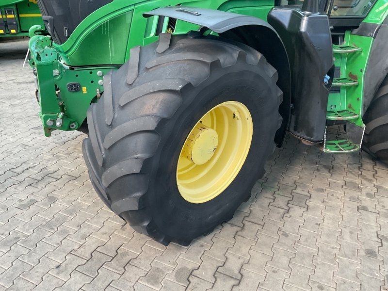 John Deere 6215R