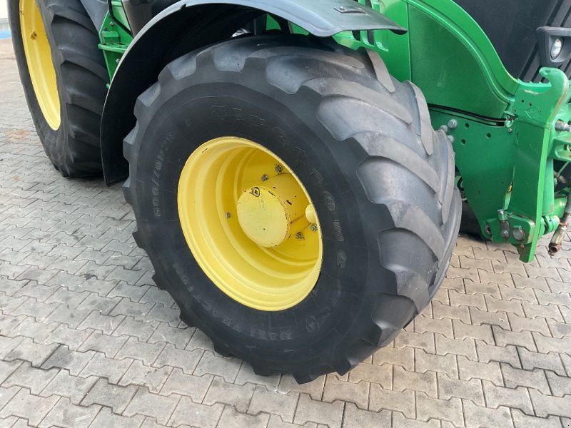 John Deere 6215R