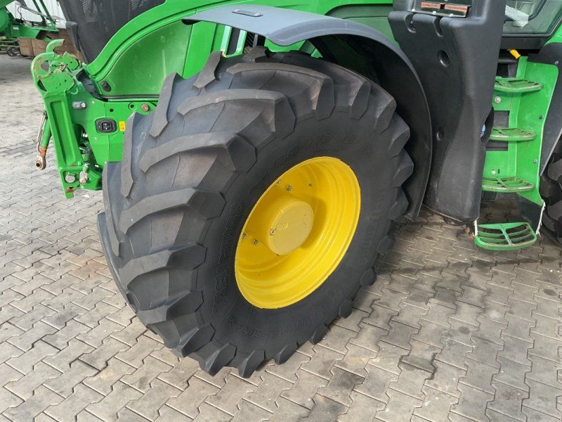 John Deere 6215R