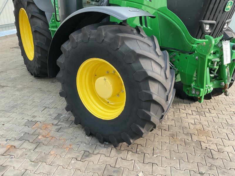 John Deere 6215R