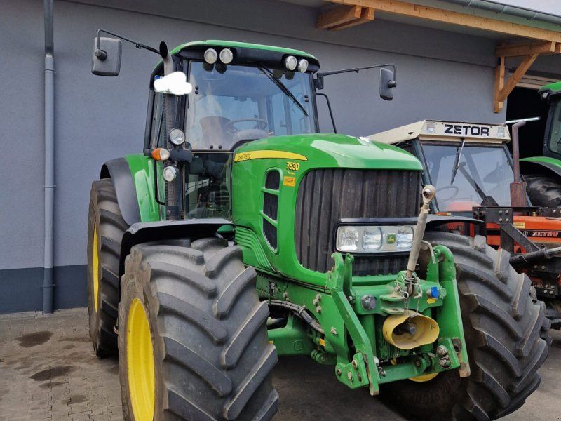 John Deere 7530