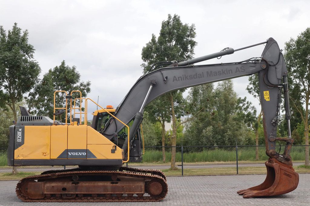 Volvo EC250E NL | QUICK COUPLER | BUCKET