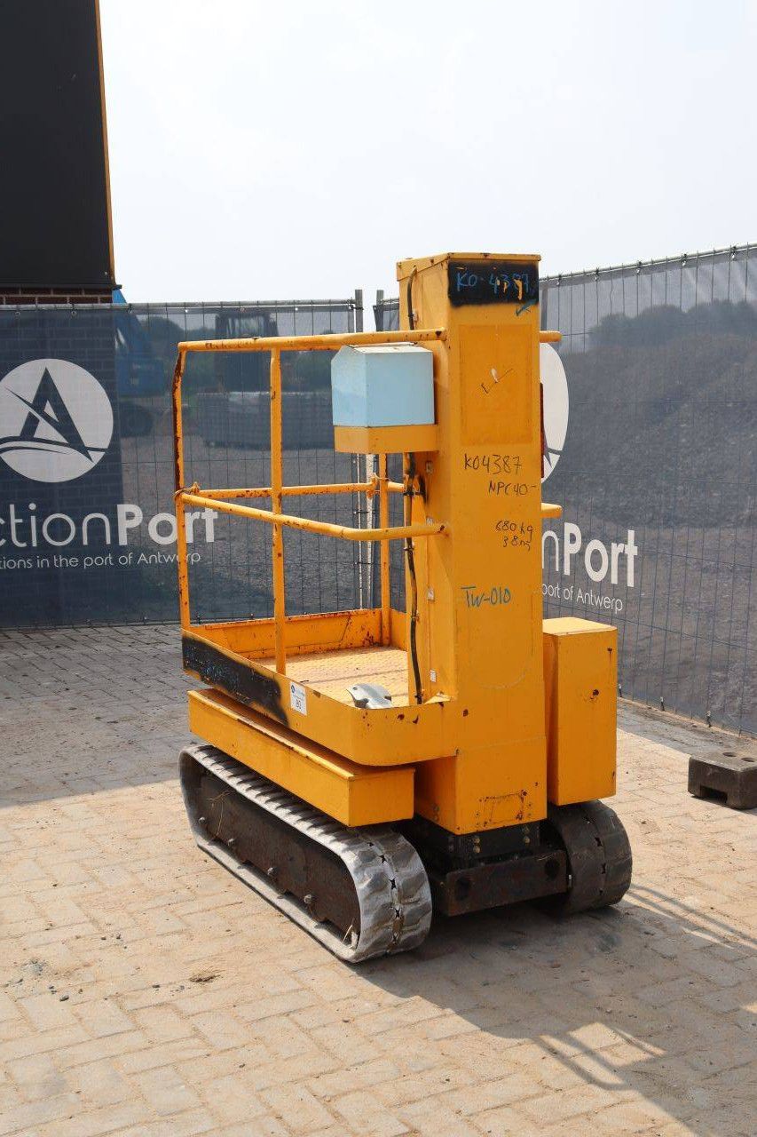 Electric mast lift