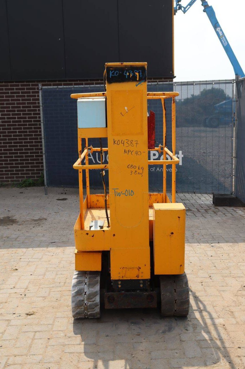 Electric mast lift