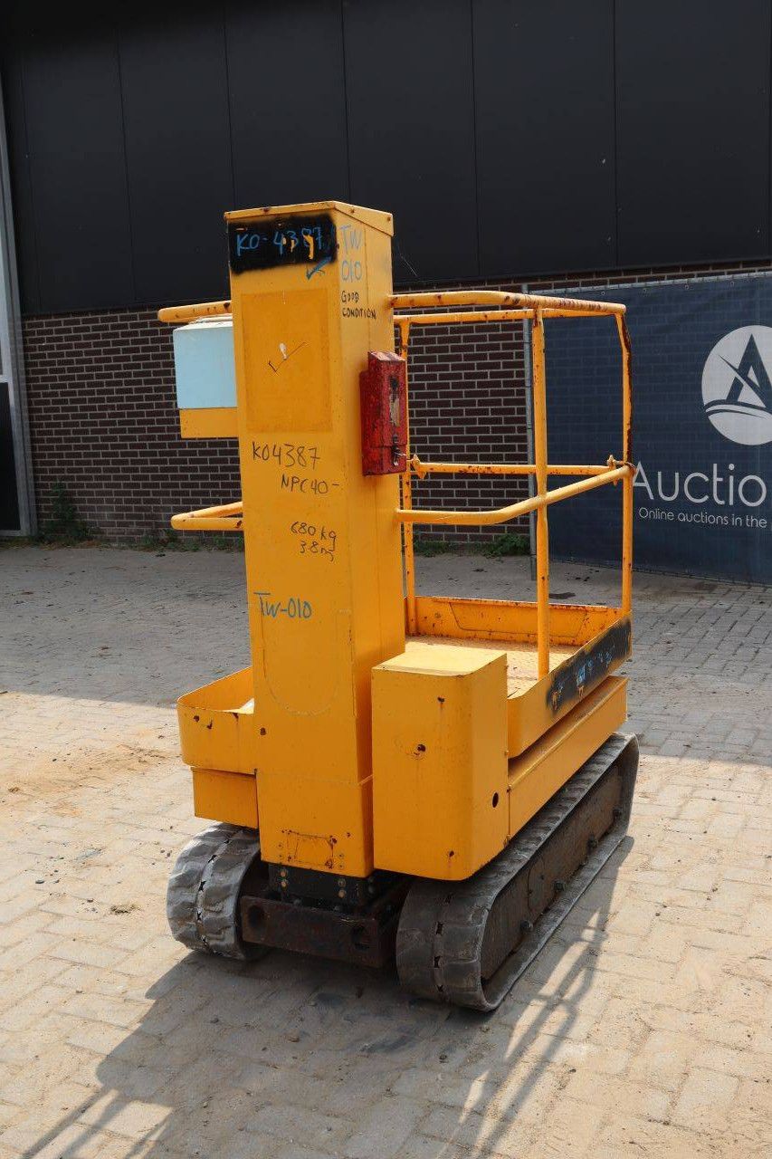 Electric mast lift