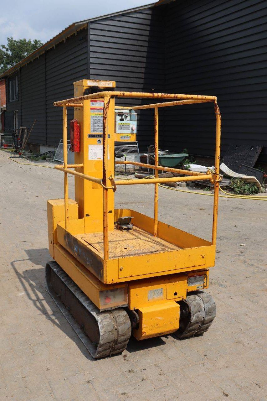 Electric mast lift