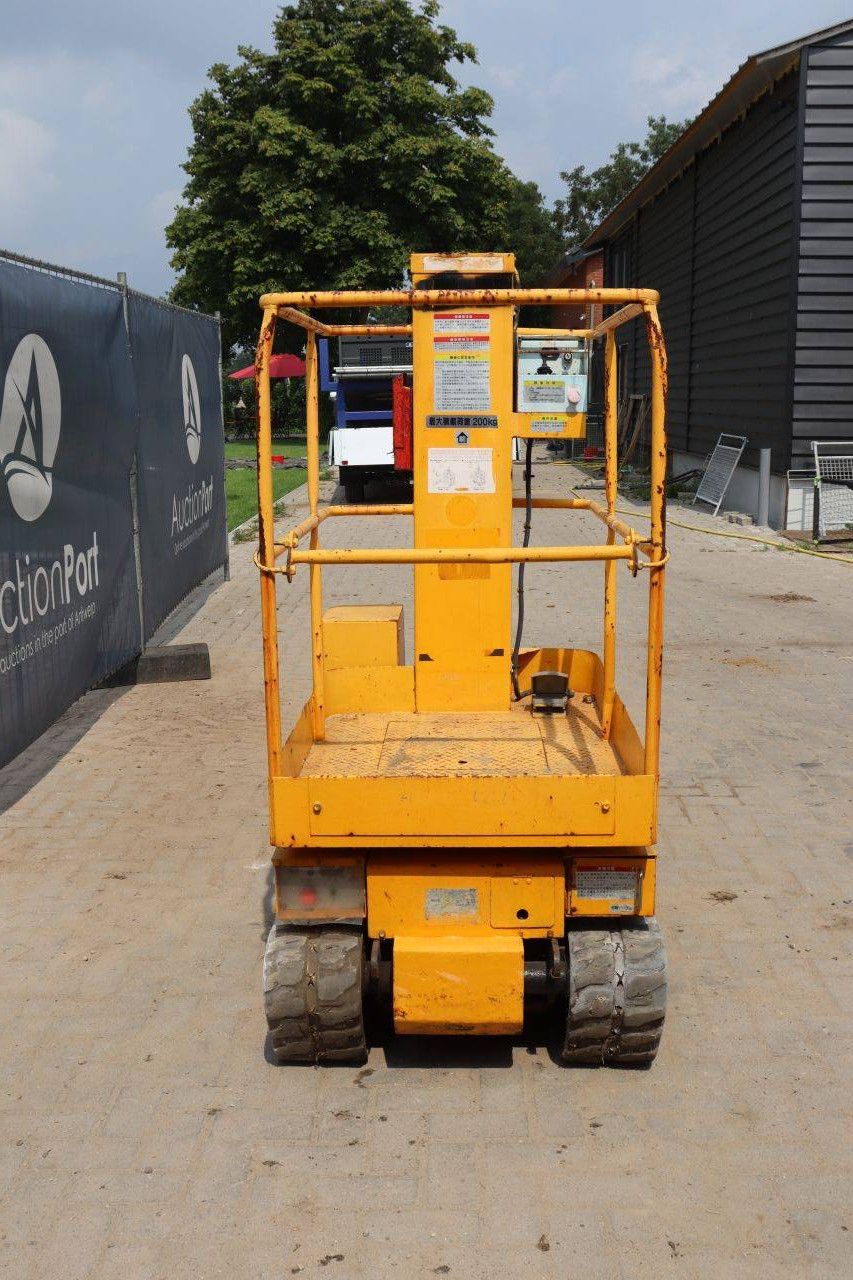 Electric mast lift