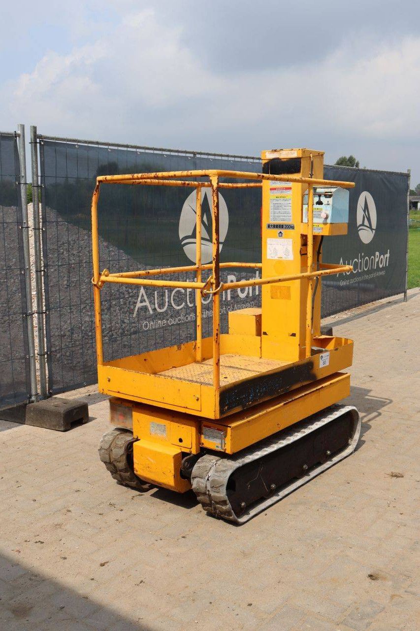 Electric mast lift