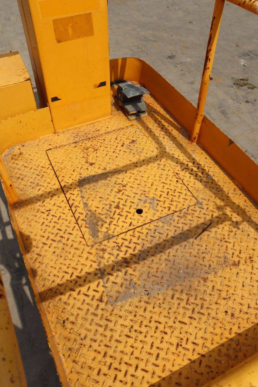 Electric mast lift