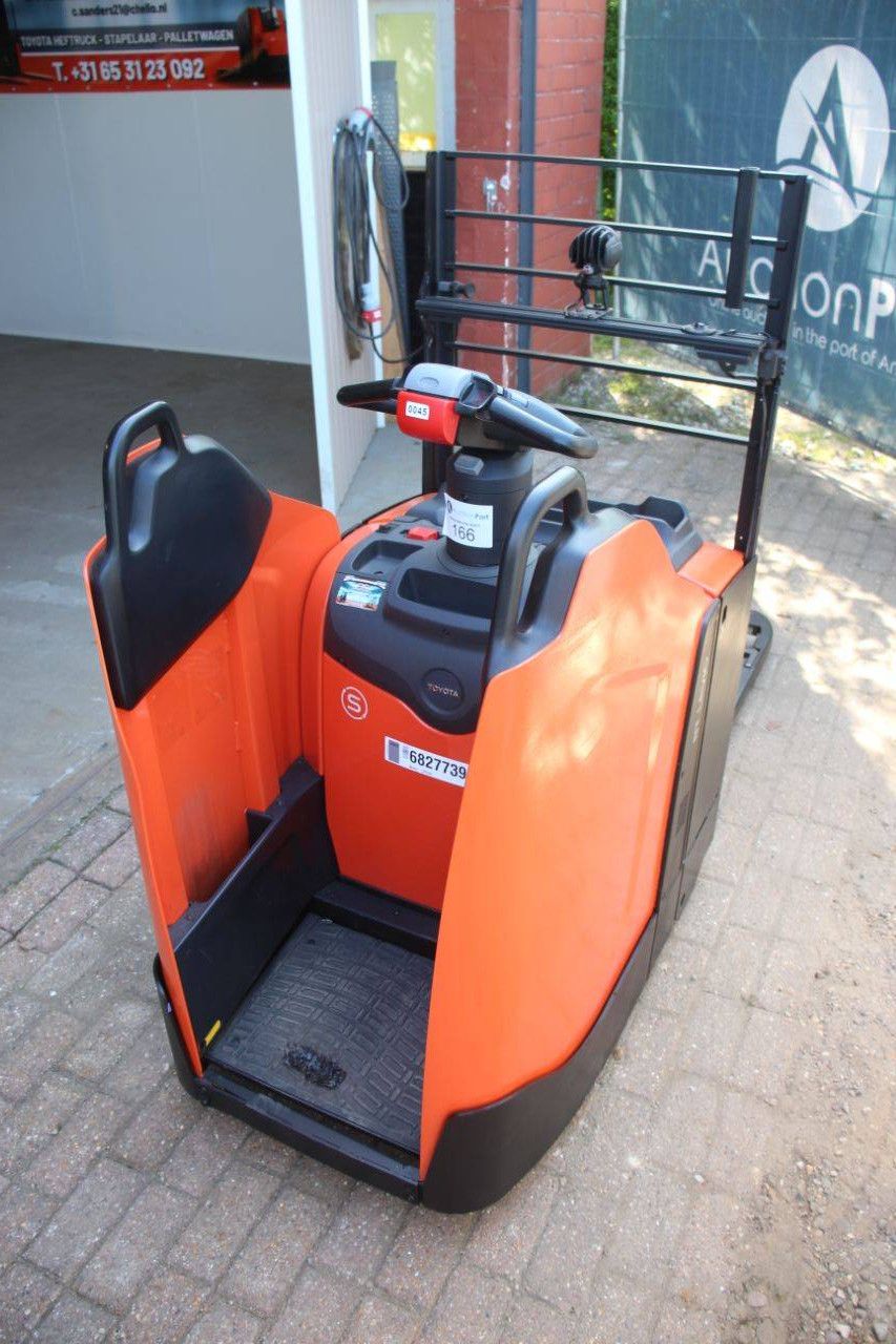 Toyota LPE220 Electric Pallet Truck 2200kg 2021