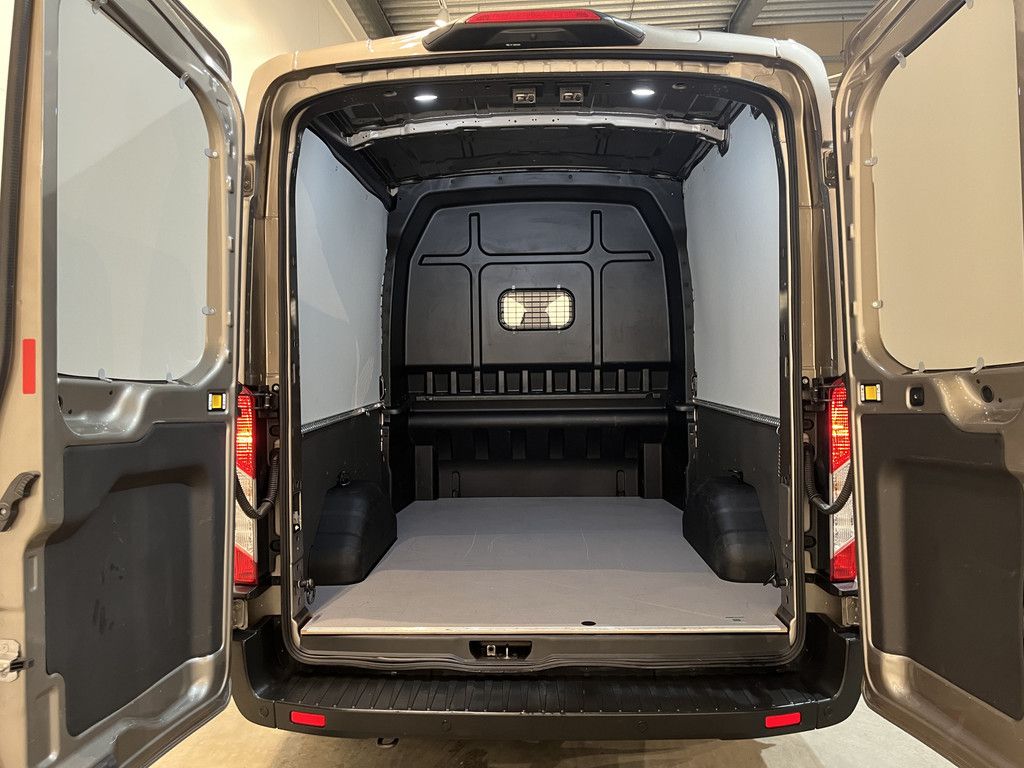 Ford Transit 350 2.0 TDCI L3H2 DC Dubbel Cabine Trend 170 PK Automaat / Euro 6 / Airco / CarPlay / Adap. Cruise Control / Camera 360 / Navigatie / 65.000 KM !!