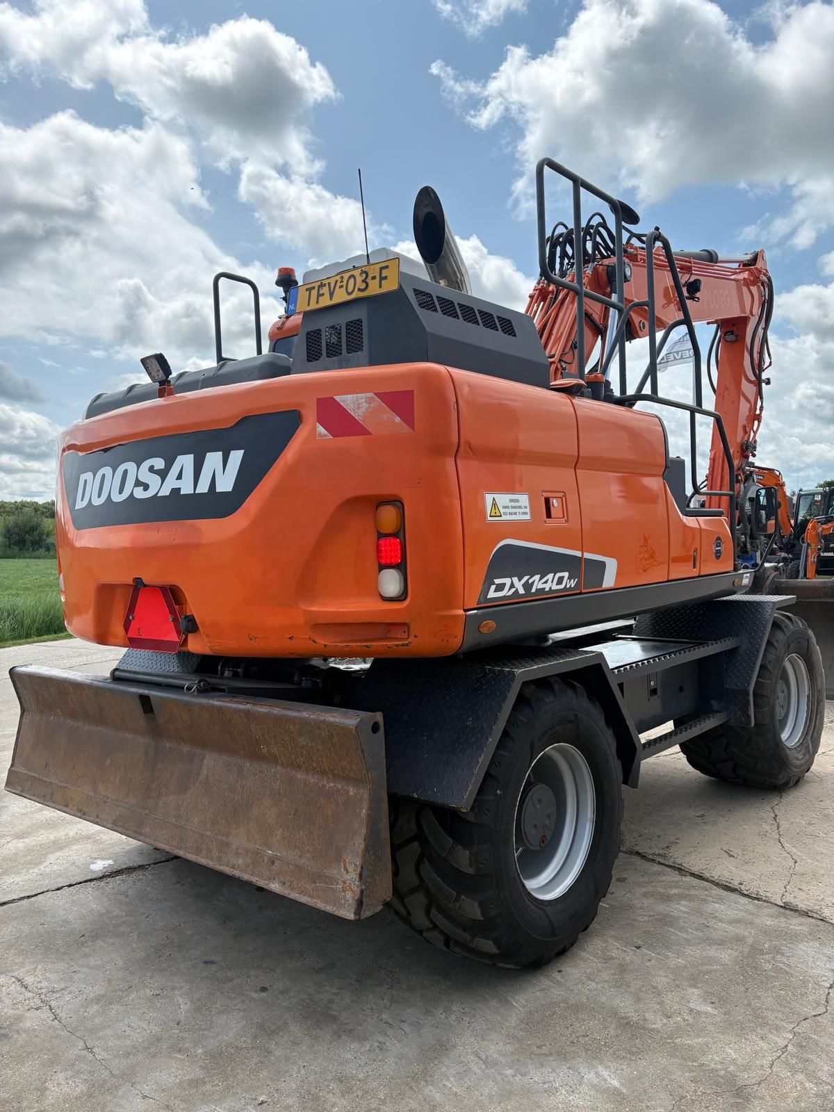 Doosan DX140W-5