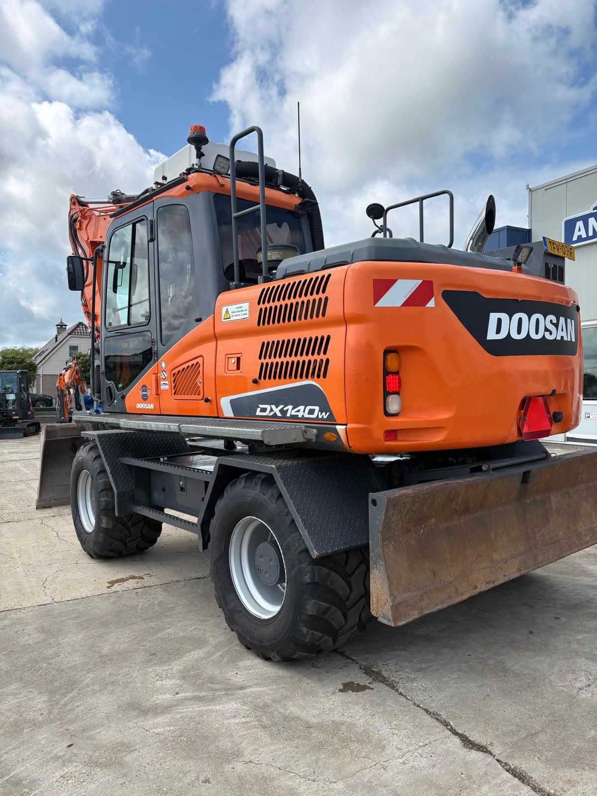 Doosan DX140W-5