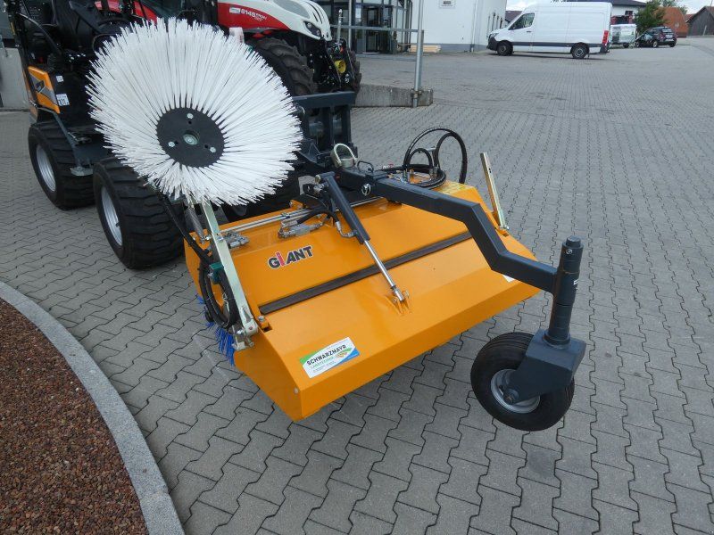 Giant Kehrmaschine 1350