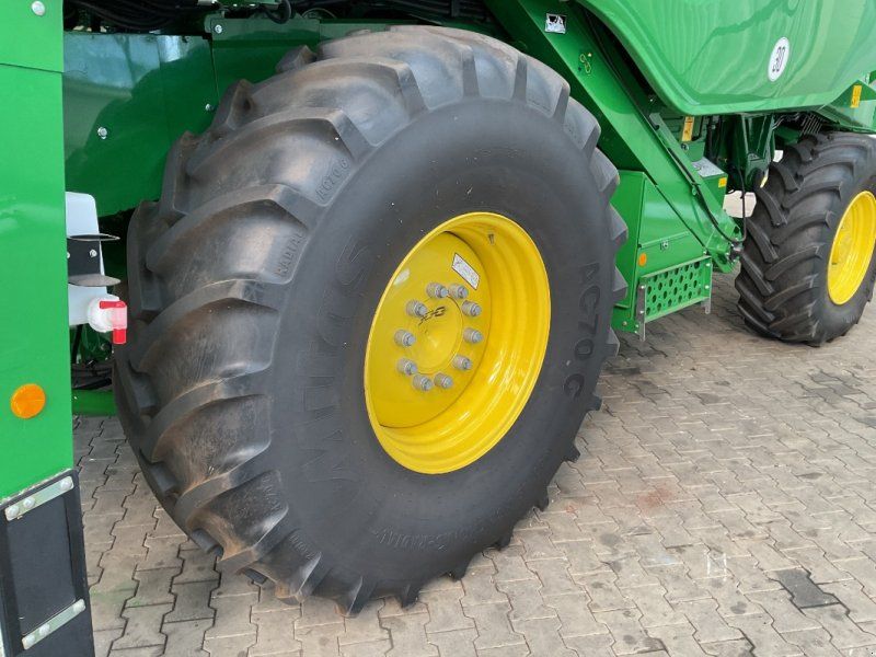 John Deere T670