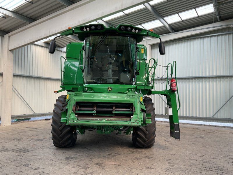 John Deere T670
