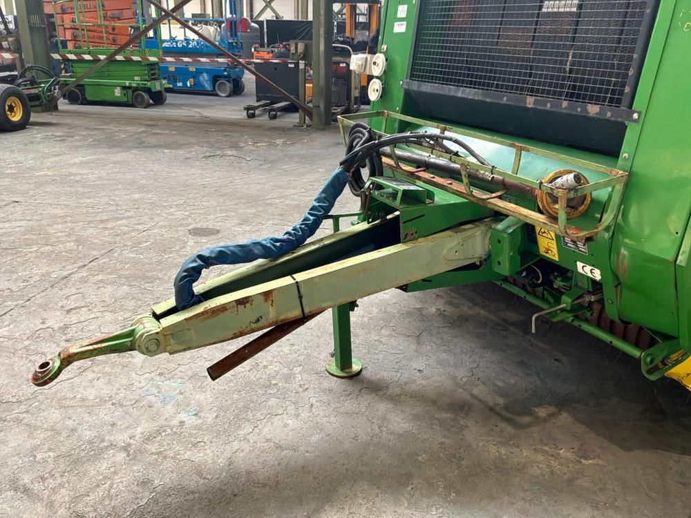 1997 John Deere 590 gezogene Rundballenpresse