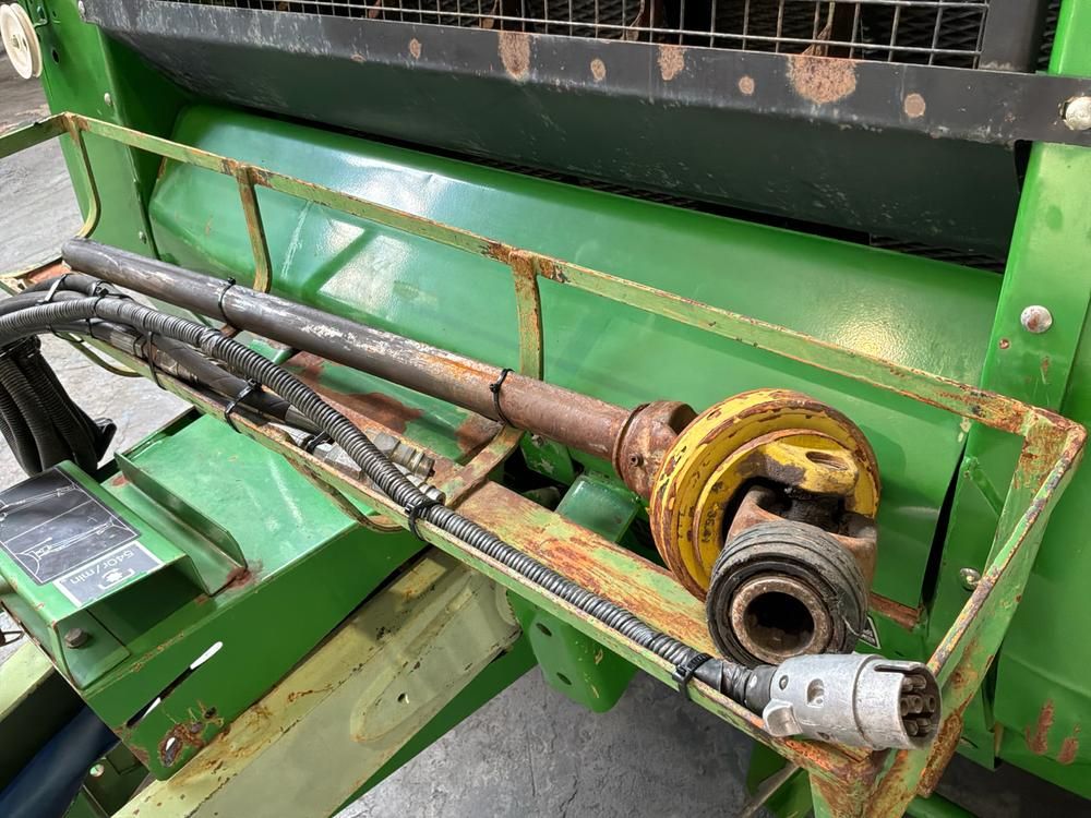 1997 John Deere 590 gezogene Rundballenpresse
