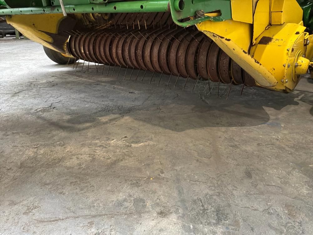 1997 John Deere 590 gezogene Rundballenpresse