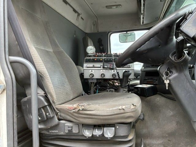 2003 Volvo FM12 veegwagen
