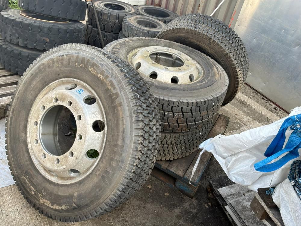 Continental 315/70 R22.5 Lkw-Reifensatz + Aluminiumfelgen (4 Stück)