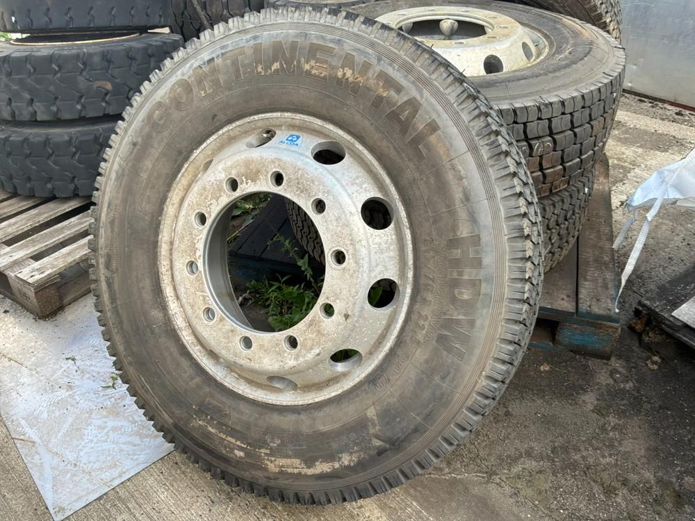 Continental 315/70 R22.5 Lkw-Reifensatz + Aluminiumfelgen (4 Stück)