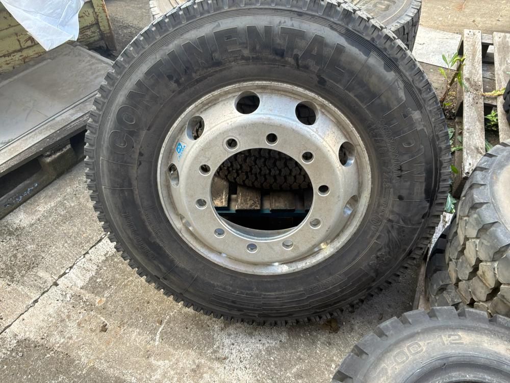 Continental 315/70 R22.5 Lkw-Reifensatz + Aluminiumfelgen (4 Stück)