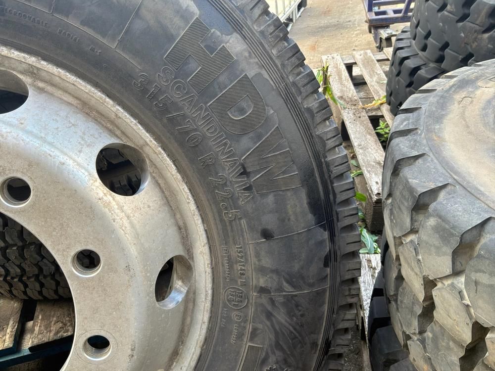 Continental 315/70 R22.5 Lkw-Reifensatz + Aluminiumfelgen (4 Stück)