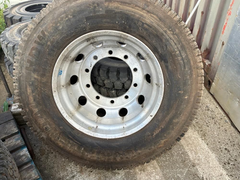 Continental 315/70 R22.5 Lkw-Reifensatz + Aluminiumfelgen (4 Stück)