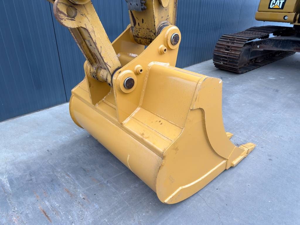 CAT 323 07B