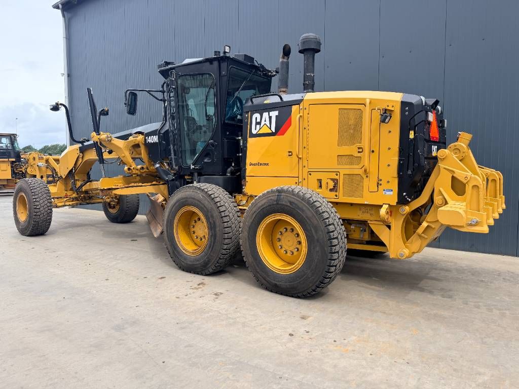 CAT 140M3