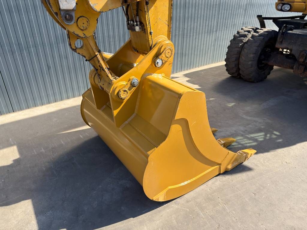 CAT M322D
