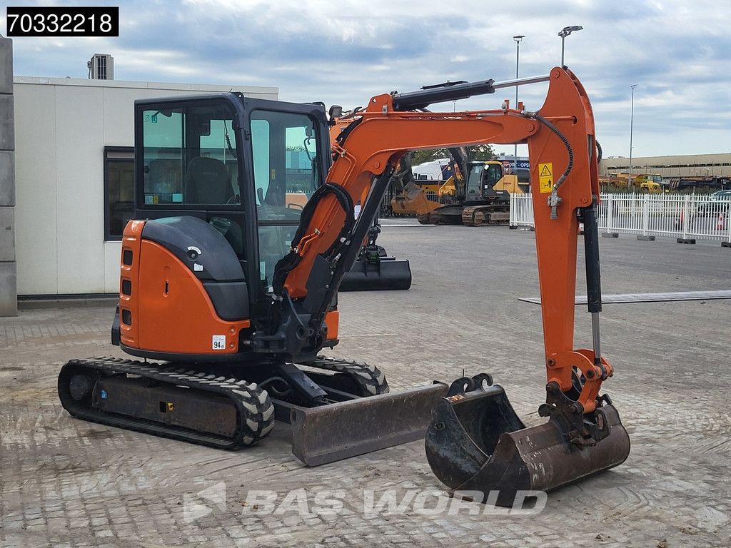 Hitachi ZX33 U-6 CLR A/C - 3 Buckets