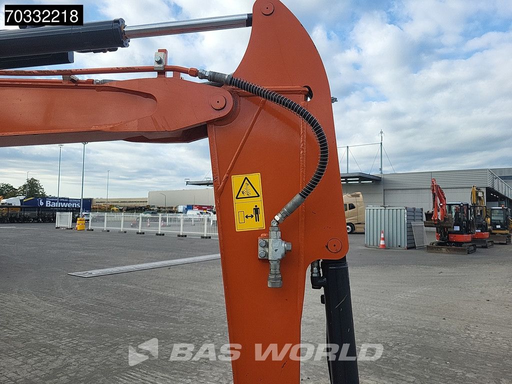 Hitachi ZX33 U-6 CLR A/C - 3 Buckets