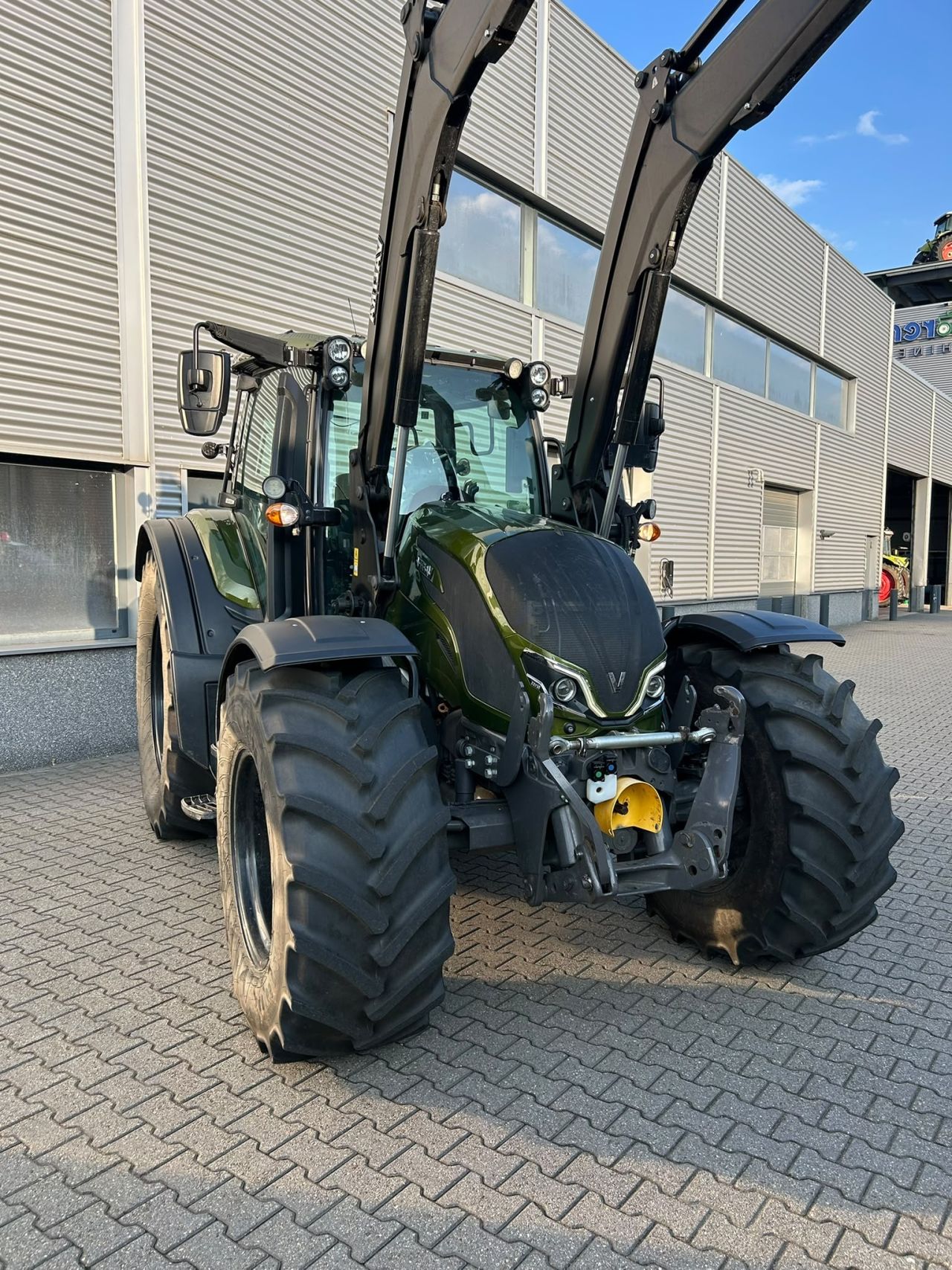 Valtra N155 Tractor met voorlader