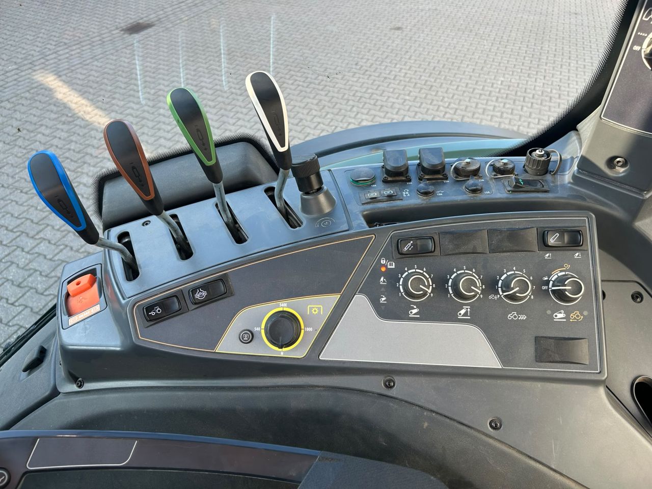 Valtra N155 Tractor met voorlader