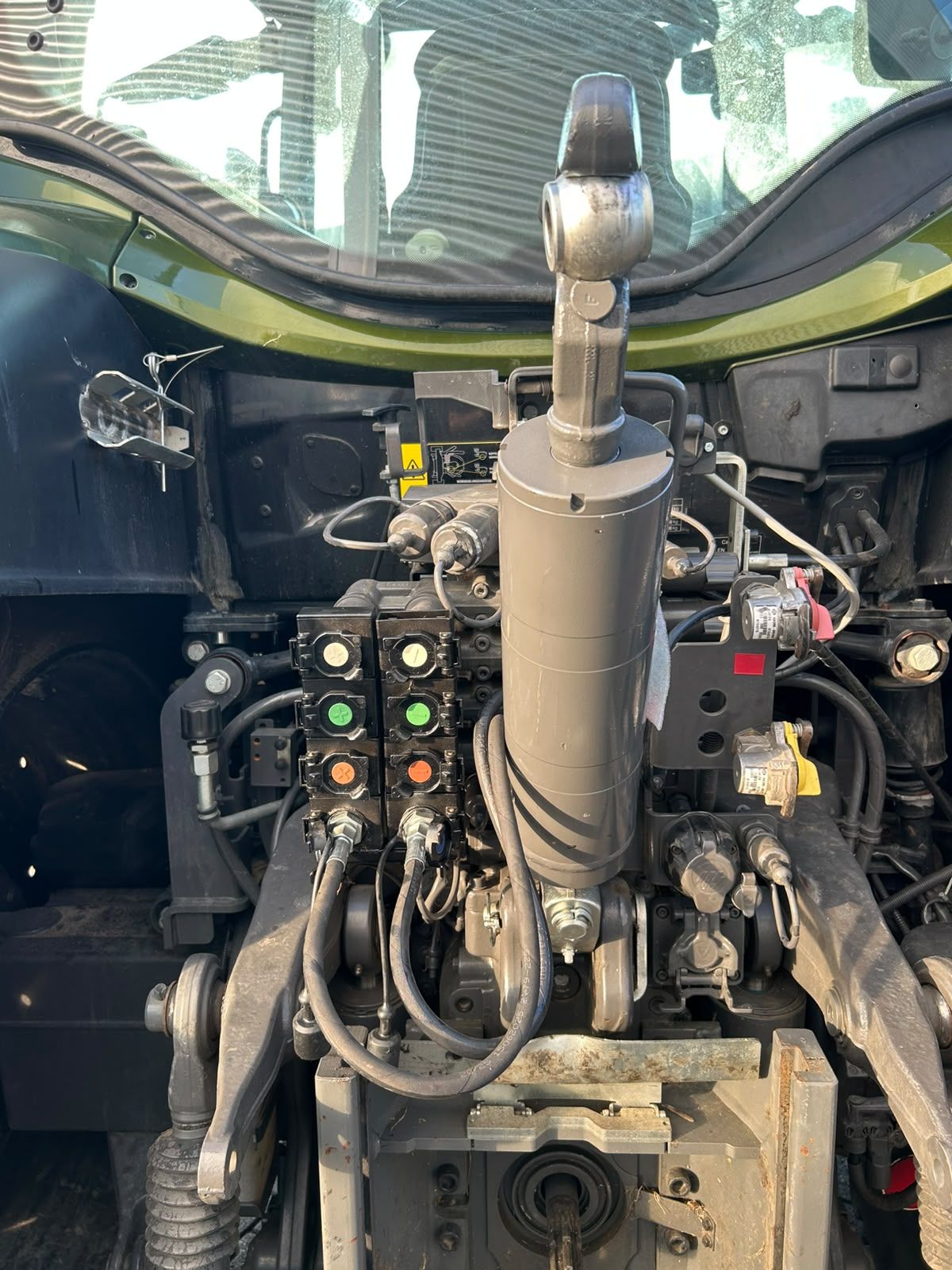 Valtra N155 Tractor met voorlader